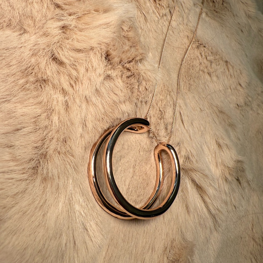 Elegant Two-Tone Hoop Necklace - Rose Gold & Black